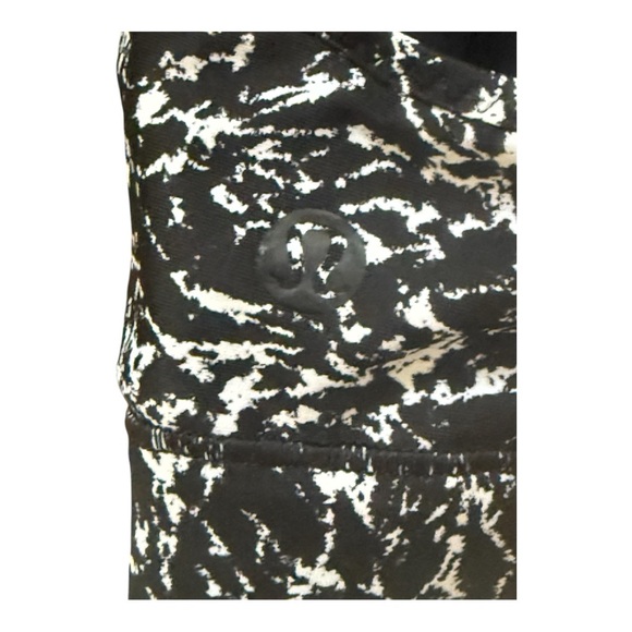 Women’s Lululemon Black and White Mesh Sports Bra! Size 6! - Picture 4 of 6